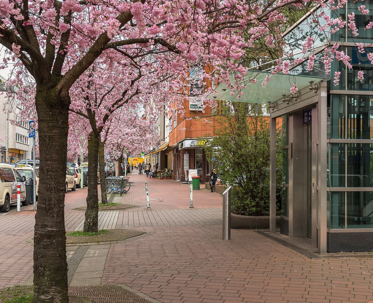 Rüttenscheider Straße in Essen-Rüttenscheid mit Fußgängern und Bestandsbebauung im Frühjahr 2016