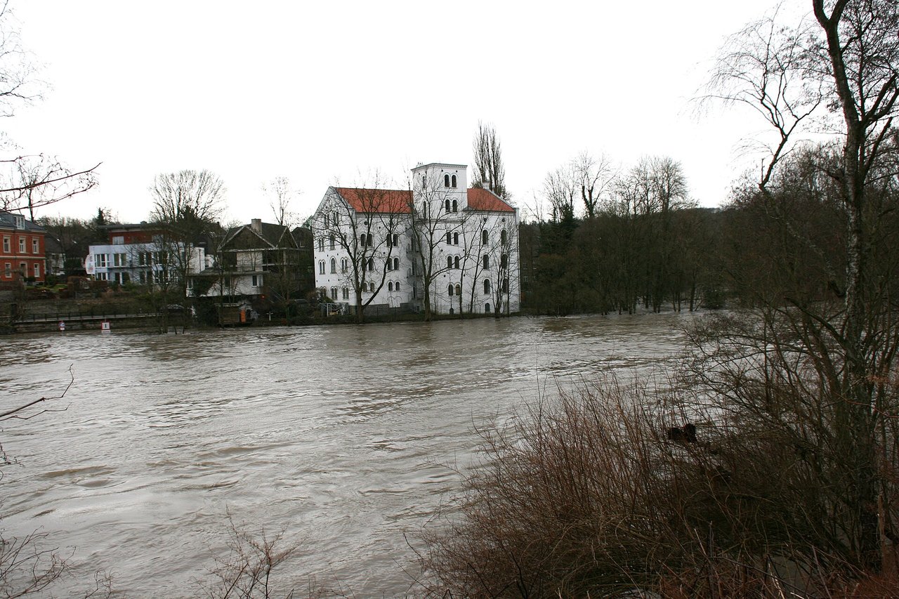 Weiße Mühle an der Ruhr in Essen-Werden am Hardenbergufer
